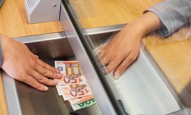 Διεκδικεί 40.000 ευρώ για ατύχημα σε τράπεζα 